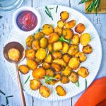 Papas crocantes al horno servidas con salsa