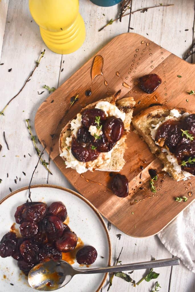 Prueba esta tostada caramelizada con uvas, miel y pan de masa madre. Un snack saludable y delicioso, ideal como merienda para la tarde.